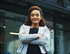 Mulher profissional em frente a um edifício corporativo moderno