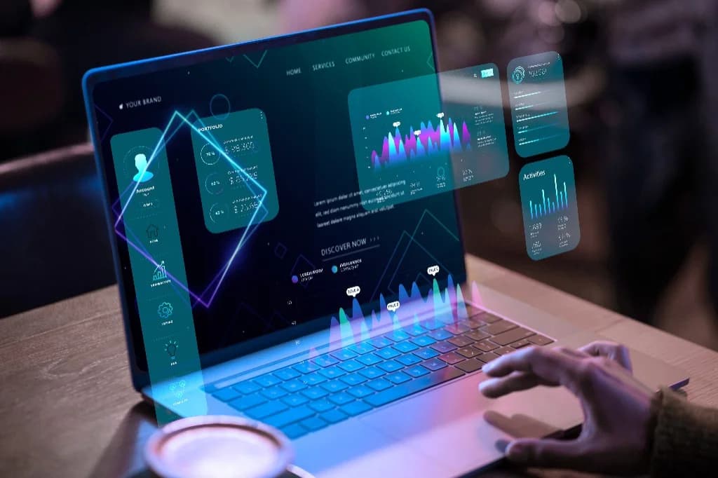 Profissional analisando dashboards em notebook com interface holográfica